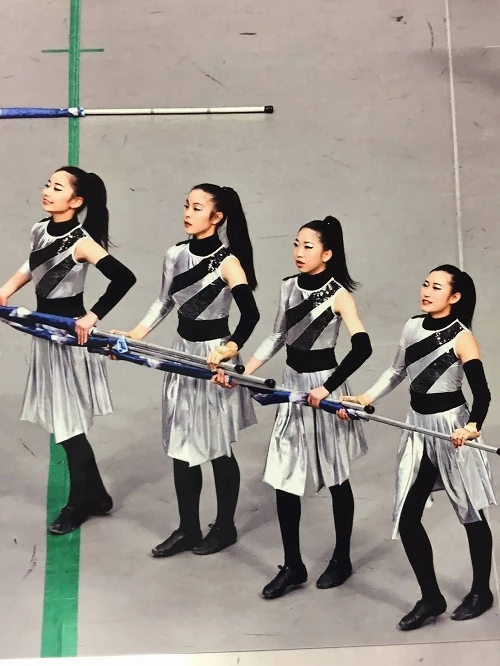 シルバー系衣装とフラッグ演技の参考写真