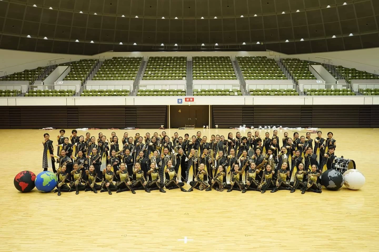 マーチングバンド全体衣装の集合写真